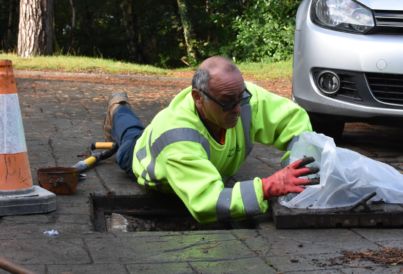 Our John clearing a blockage from a drain in Bracknell, Berkshire