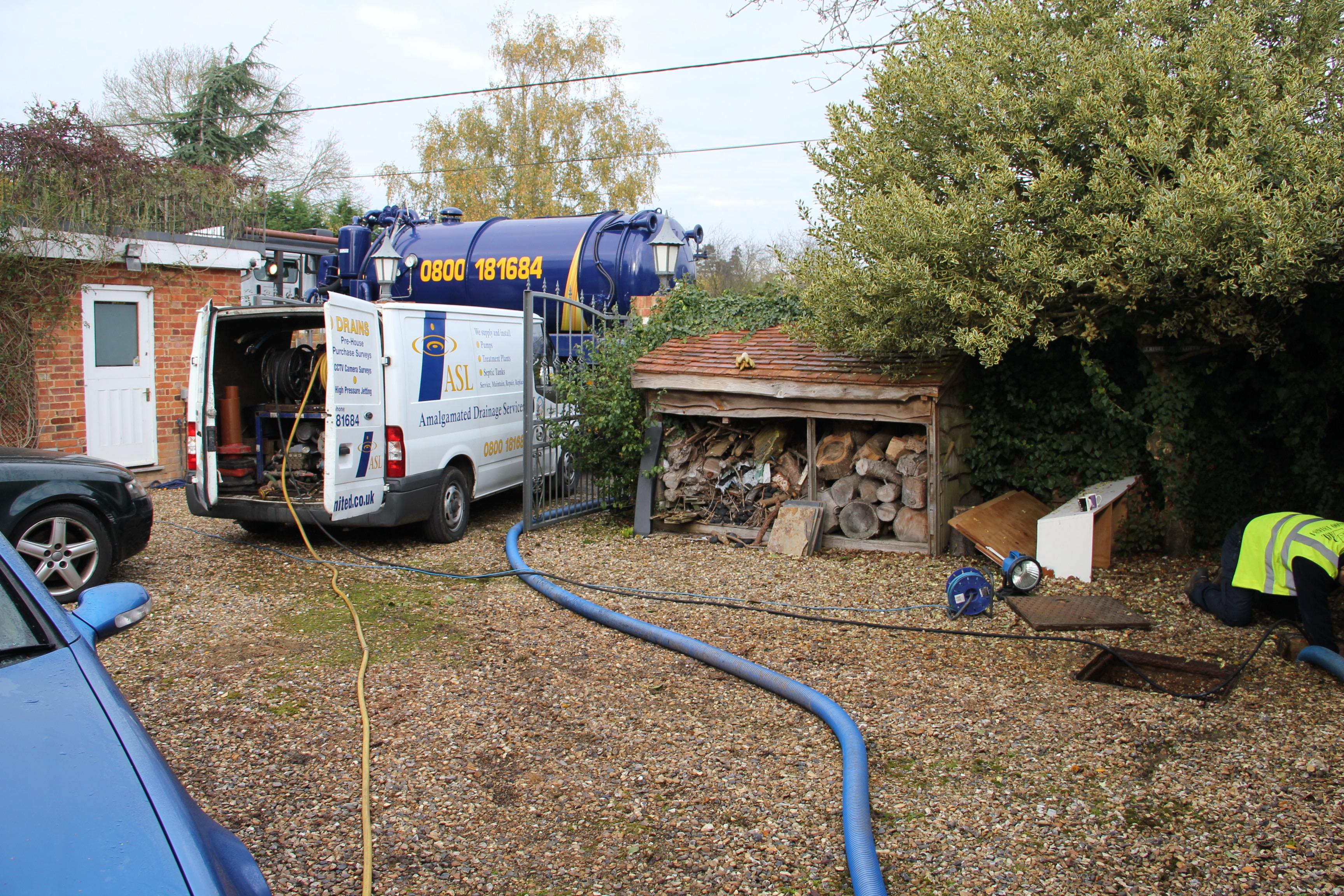 Emergency treatment plant emptying following sewage overflow