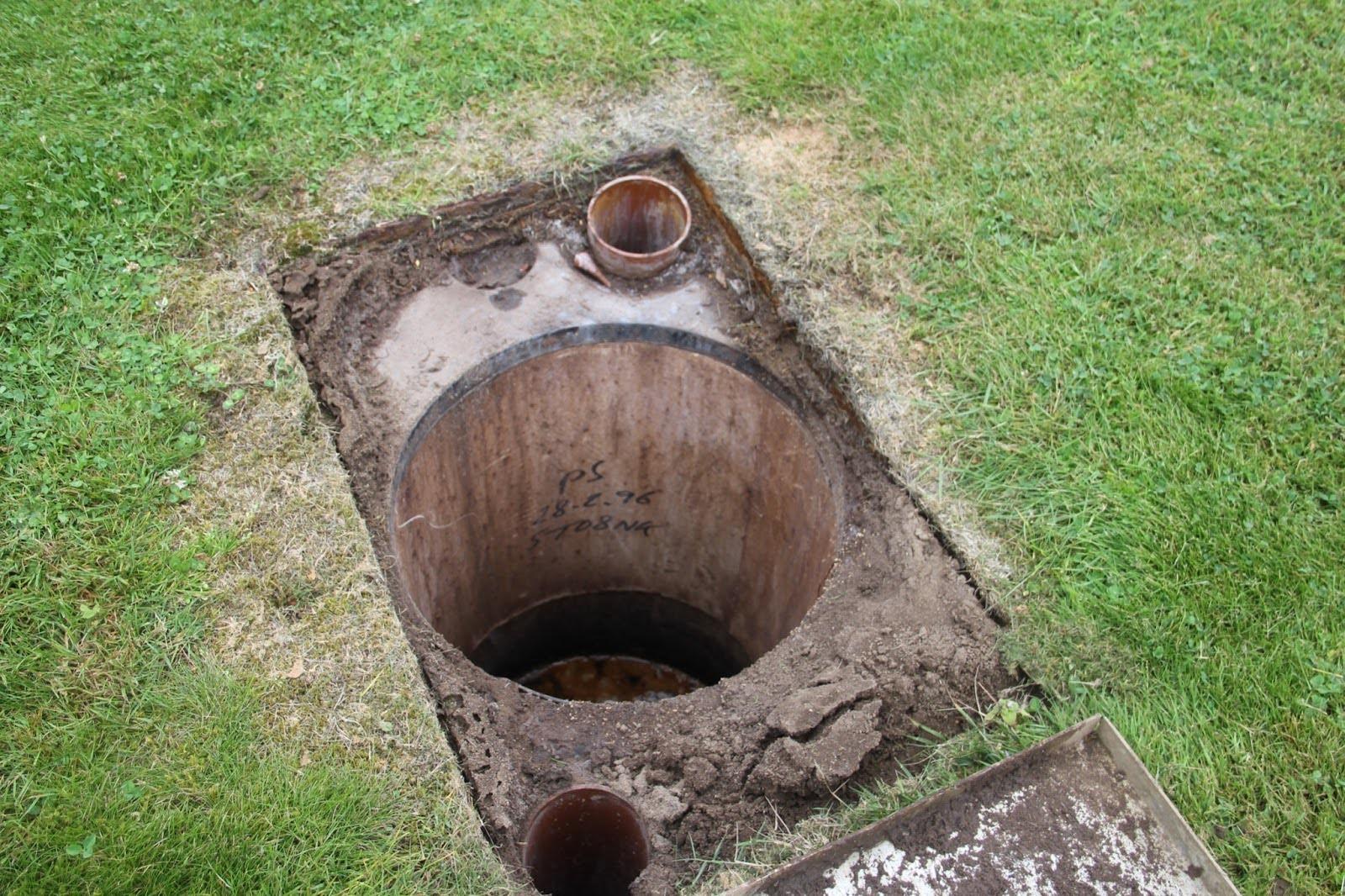 entry to a septic tank open for maintenance