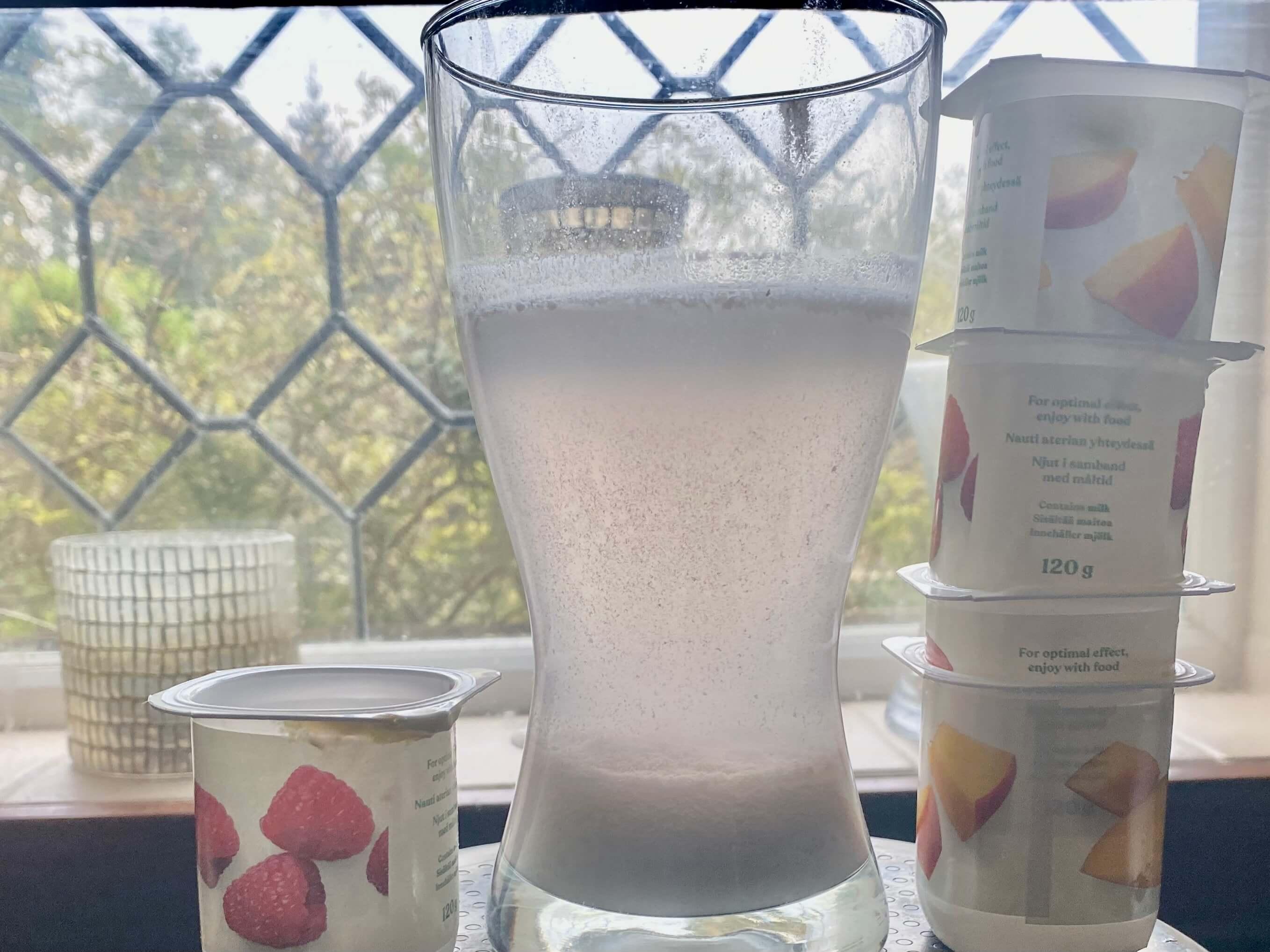 An image demontration of fat separating in water after being left for a time. The fat rises to the top and congeals forming a barrier on the surface. 